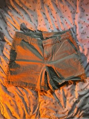 a.n.a Green Mid Rise Women’s Twill Shorts Size 10 5 inch Inseam